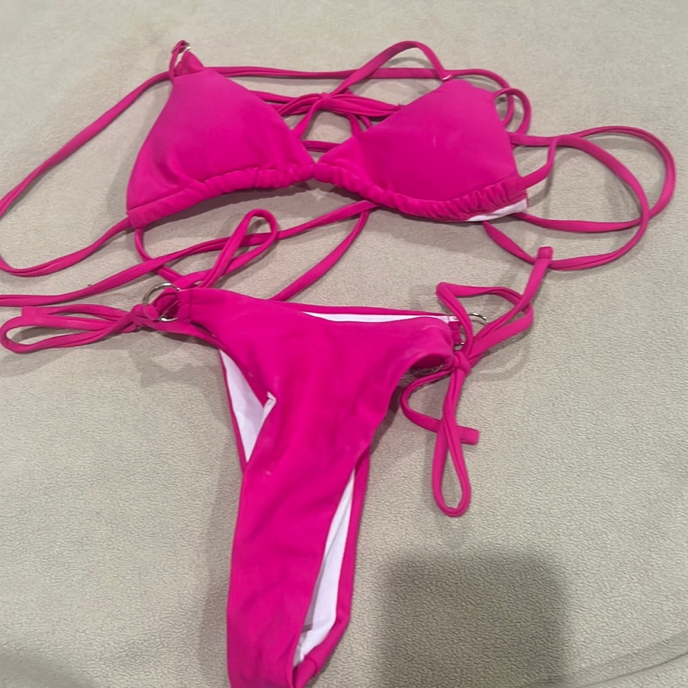 🌸HP🌸Hot pink bikini, size extra small top has the padding. Has sone stain